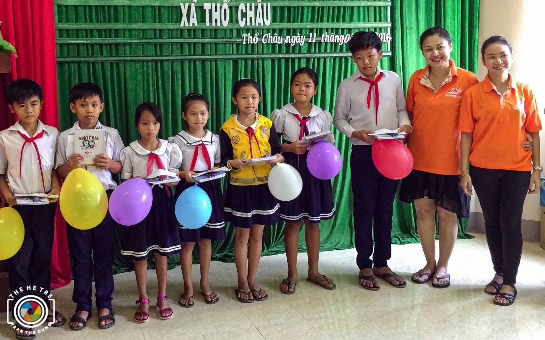 Phát  học bổng, tặng quà  cho hộ nghèo xã đảo  Thổ Châu - Kiên Giang