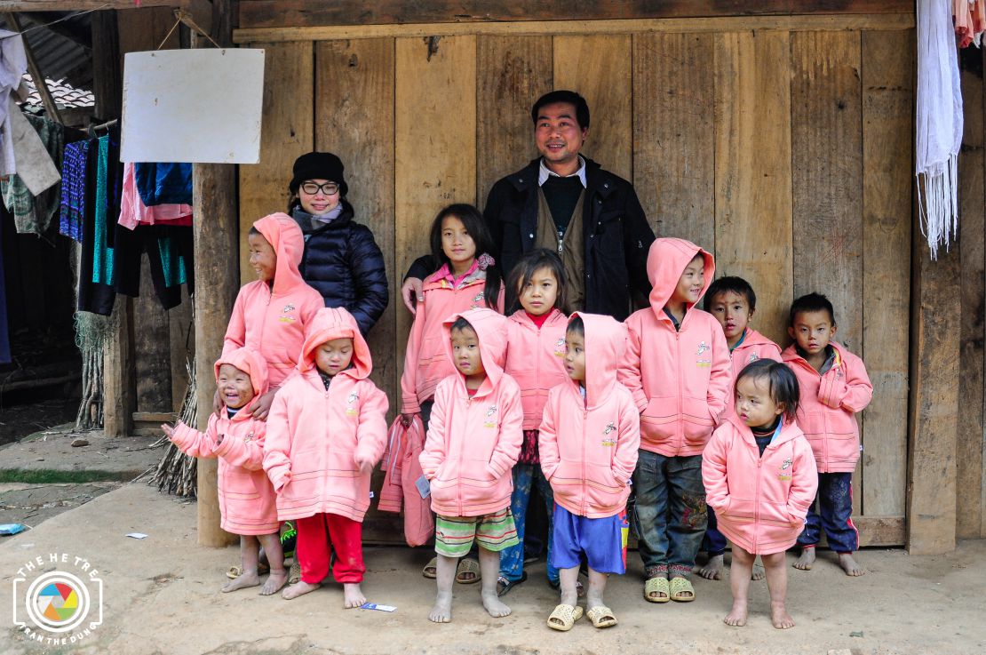 Phát quà, áo ấm  cho các cháu  dân tộc  H'mông ở Đồng Văn - Hà Giang mùa đông 2014