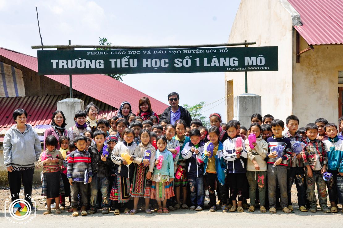 Phát quà cho các cháu  tiểu học dân tộc thiểu số H'mông Làng Mô  - Sìn Hồ - Lai Châu 14.3.2014