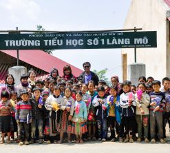 Phát quà cho các cháu  tiểu học dân tộc thiểu số H'mông Làng Mô  - Sìn Hồ - Lai Châu 14.3.2014