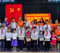Phát quà học bổng, cho học sinh có hoàn cảnh khó khăn xã Thanh Lân - huyện tiền tiêu Cô Tô
