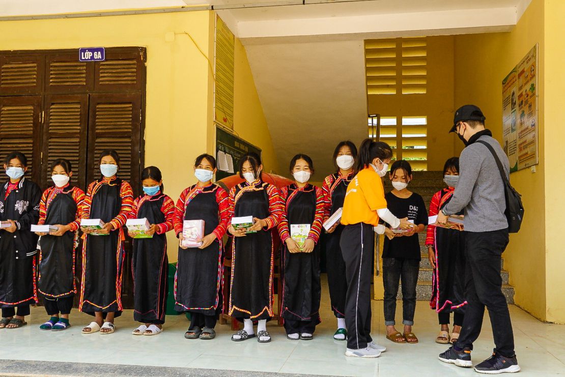 Tặng quà và học bổng cho học sinh có hoàn cảnh khó khăn Trường PT Dân Tộc nội trú Xã Mù Cả - Huyện Mường Tè  - Lai Châu