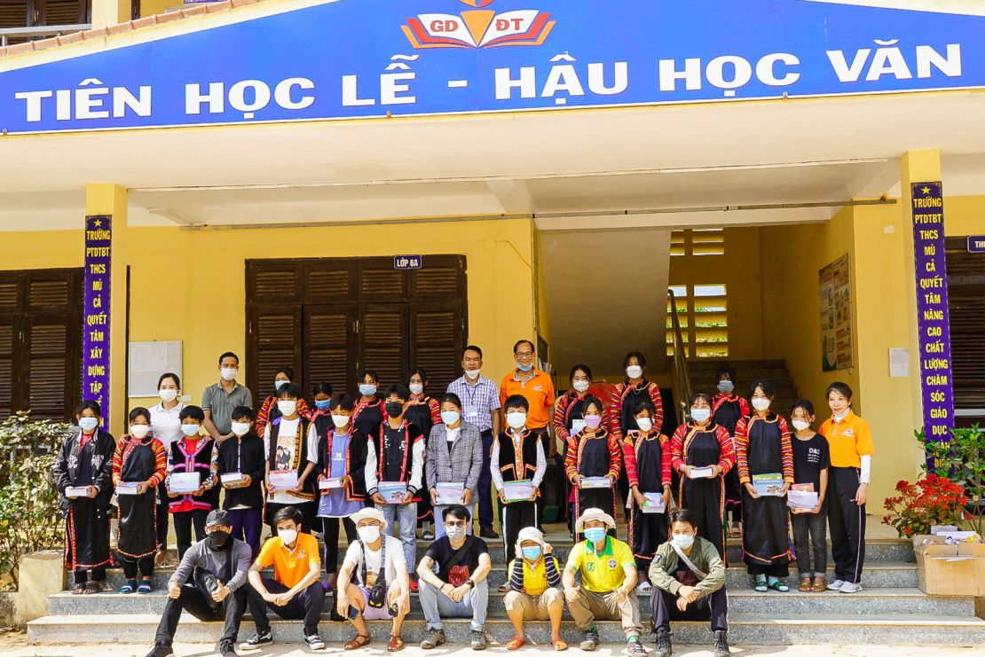 Tặng quà và học bổng cho học sinh có hoàn cảnh khó khăn Trường PT Dân Tộc nội trú Xã Mù Cả - Huyện Mường Tè  - Lai Châu