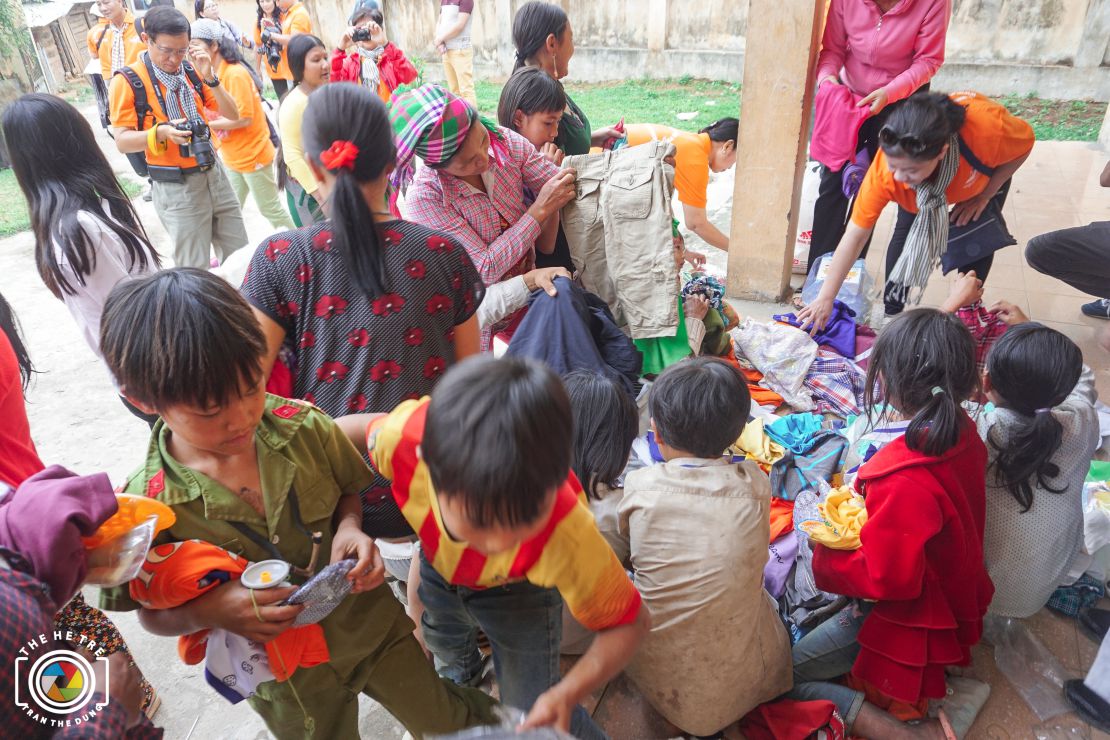 Tặng quà và tiền  cho người dân tộc thiểu số La Hủ và Hà Nhì nghèo khó sống bên bờ sông Đà - Lai Châu tháng 3.2017