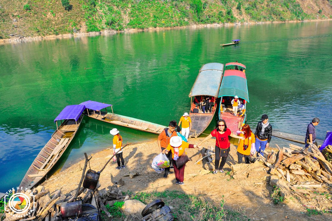 Tặng quà và tiền  cho người dân tộc thiểu số nghèo khó sống bên bờ sông Đà Lai Châu và  Sơn La - Tết Đinh Dậu 2017