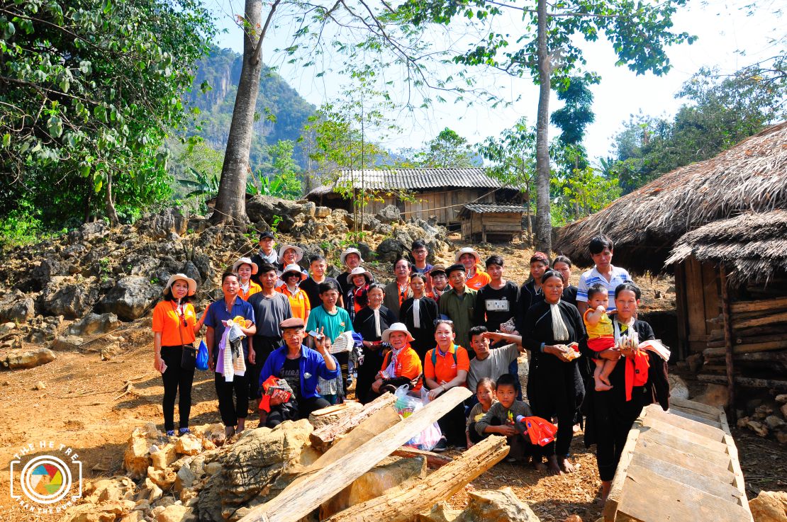 Tặng quà và tiền  cho người dân tộc thiểu số nghèo khó sống bên bờ sông Đà Lai Châu và  Sơn La - Tết Đinh Dậu 2017