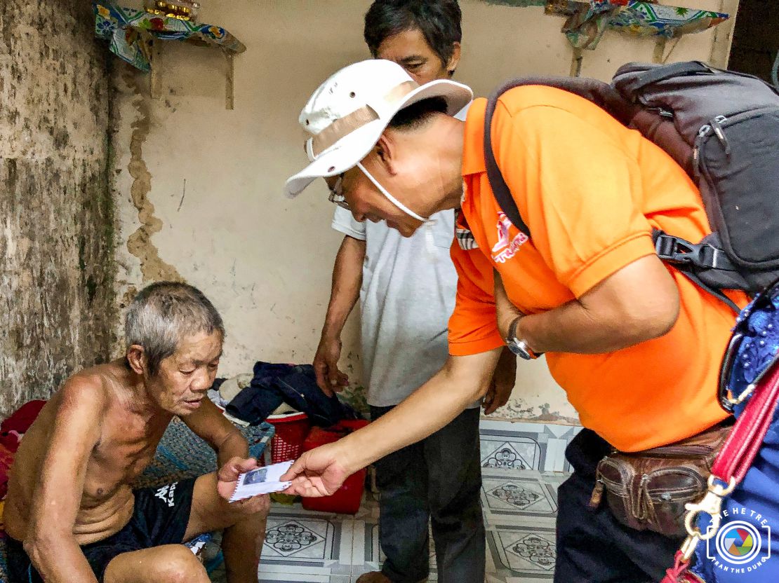 Tặng tiền cho hộ nghèo khó xã đảo Thổ Châu - Kiên Giang 2019